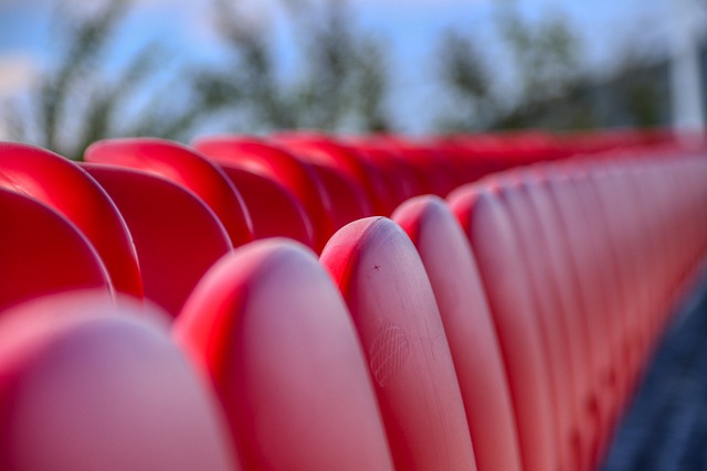 德甲战报：凯恩替补登场戴帽，拜仁5-0狂胜十人斯图加特